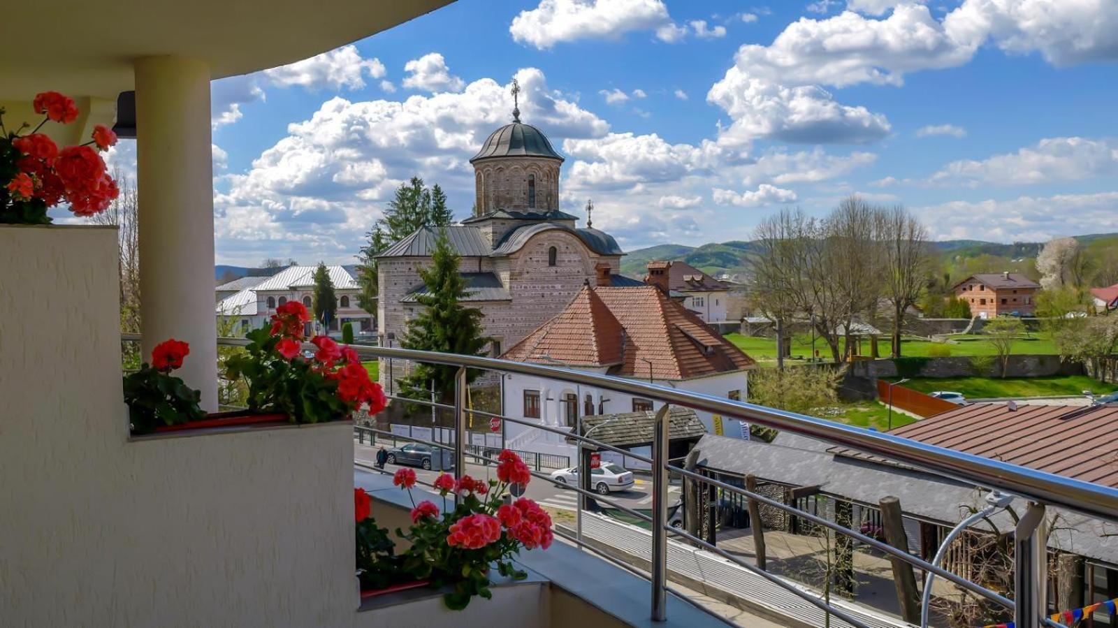 Hotel Thr Center Curtea de Argeş Esterno foto